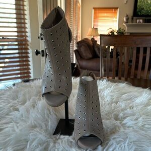 Jennifer Lopez beige heeled sandals.